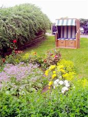 Windgeschtzter Gartenbereich, mit Blick auf meinen schnen Blumen und Krutergarten.